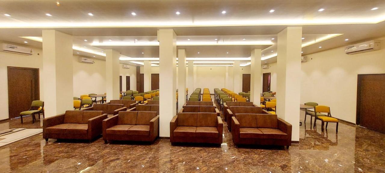 Hotel Madhuban Silvassa Buitenkant foto