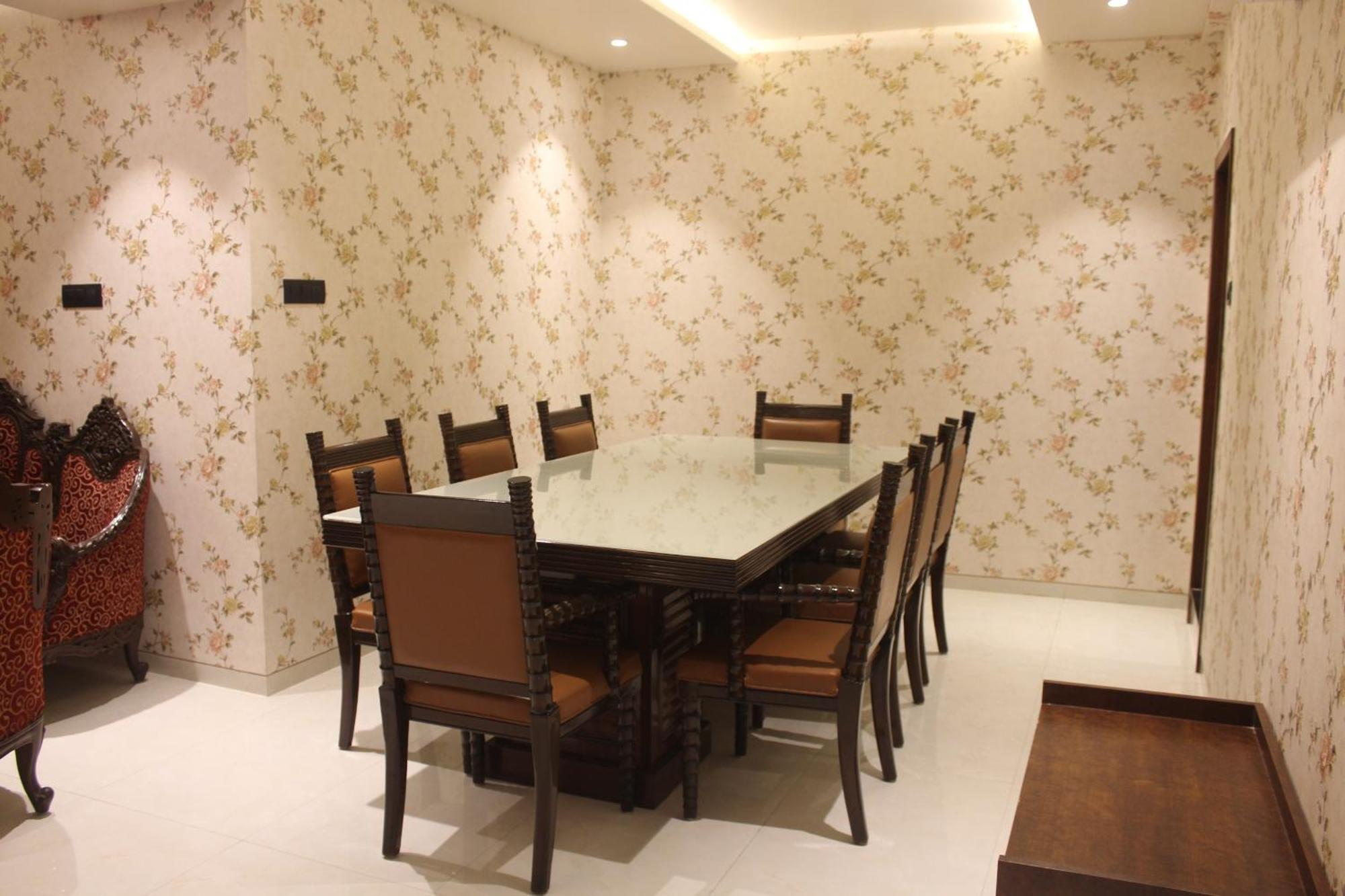 Hotel Madhuban Silvassa Buitenkant foto